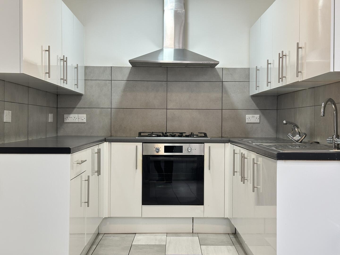 5 bed property in Grosvenor Road, London